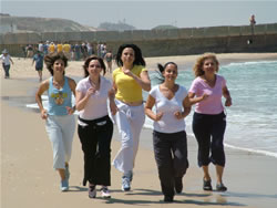 חגיגת בריאות ואחווה נשית בצעדת נשים הולכות רחוק
